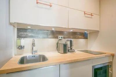 Cuisine ou kitchenette dans l'établissement Eiffel Tower & Invalides - Cosy Quiet Appartement