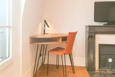 Télévision ou salle de divertissement dans l'établissement Eiffel Tower & Invalides - Cosy Quiet Appartement