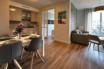 Cuisine ou kitchenette dans l'établissement T2 balcon 3 mn à pied métro8 et T3