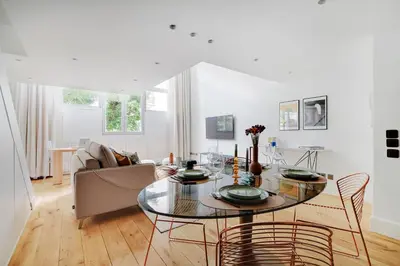 Télévision ou salle de divertissement dans l'établissement Amazing Loft 2BR - Eiffel Tower
