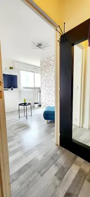 Télévision ou salle de divertissement dans l'établissement Studio & Expansive Terrace: Urban Oasis in Paris!