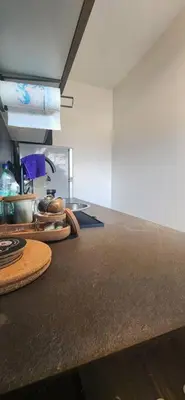 Cuisine ou kitchenette dans l'établissement Studio & Expansive Terrace: Urban Oasis in Paris!