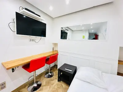 Télévision ou salle de divertissement dans l'établissement Pretty Central flat in Paris