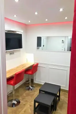 Télévision ou salle de divertissement dans l'établissement Pretty Central flat in Paris