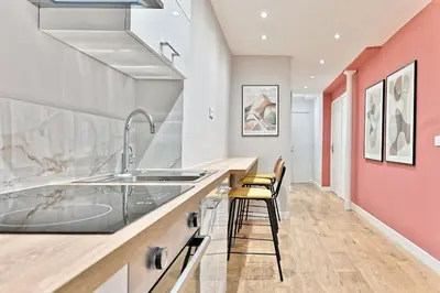 Cuisine ou kitchenette dans l'établissement Appartement 3 chambres Paris Sentier