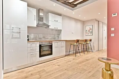 Cuisine ou kitchenette dans l'établissement Appartement 3 chambres Paris Sentier
