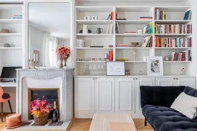 Bibliothèque dans l'appartement