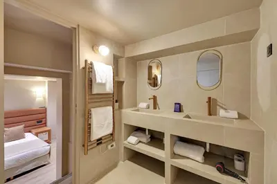 Un ou plusieurs lits dans un hébergement de l'établissement Elegant Home - 5BD-12P - Heart of 'Le Marais'