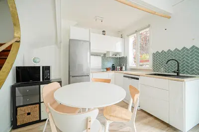 Cuisine ou kitchenette dans l'établissement Appartement idéal famille, en duplex et au calme, au pied du métro 