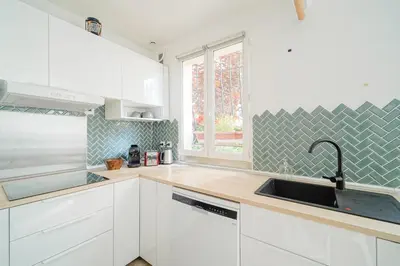 Cuisine ou kitchenette dans l'établissement Appartement idéal famille, en duplex et au calme, au pied du métro 