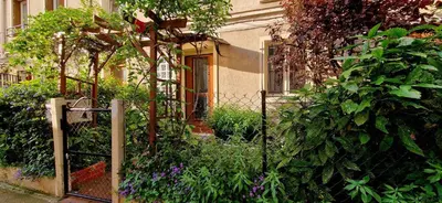 Jardin de l'établissement Appartement idéal famille, en duplex et au calme, au pied du métro 