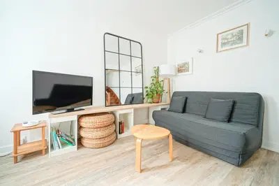 Télévision ou salle de divertissement dans l'établissement Appartement idéal famille, en duplex et au calme, au pied du métro 