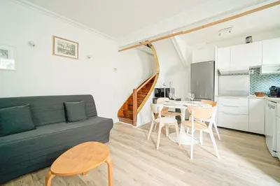 Cuisine ou kitchenette dans l'établissement Appartement idéal famille, en duplex et au calme, au pied du métro 