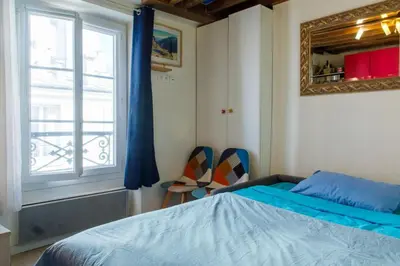 Un ou plusieurs lits dans un hébergement de l'établissement Chic & Vibrant Studio Apartment, Place d'Italie