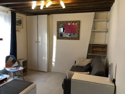 Télévision ou salle de divertissement dans l'établissement Chic & Vibrant Studio Apartment, Place d'Italie