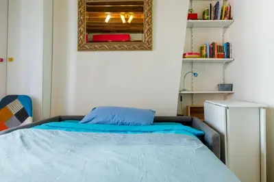 Un ou plusieurs lits dans un hébergement de l'établissement Chic & Vibrant Studio Apartment, Place d'Italie