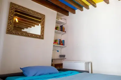 Un ou plusieurs lits dans un hébergement de l'établissement Chic & Vibrant Studio Apartment, Place d'Italie