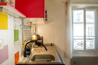 Cuisine ou kitchenette dans l'établissement Chic & Vibrant Studio Apartment, Place d'Italie