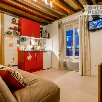Chic & Vibrant Studio Apartment