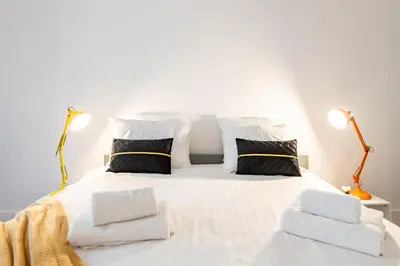 Un ou plusieurs lits dans un hébergement de l'établissement Stylish 2-bedroom apartment near the famous Moulin Rouge