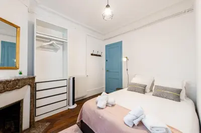 Un ou plusieurs lits dans un hébergement de l'établissement Stylish 2-bedroom apartment near the famous Moulin Rouge
