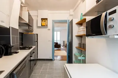 Cuisine ou kitchenette dans l'établissement Stylish 2-bedroom apartment near the famous Moulin Rouge
