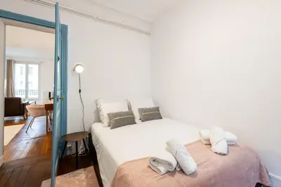 Un ou plusieurs lits dans un hébergement de l'établissement Stylish 2-bedroom apartment near the famous Moulin Rouge