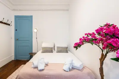 Un ou plusieurs lits dans un hébergement de l'établissement Stylish 2-bedroom apartment near the famous Moulin Rouge