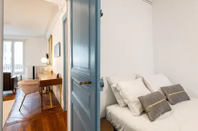 Un ou plusieurs lits dans un hébergement de l'établissement Stylish 2-bedroom apartment near the famous Moulin Rouge