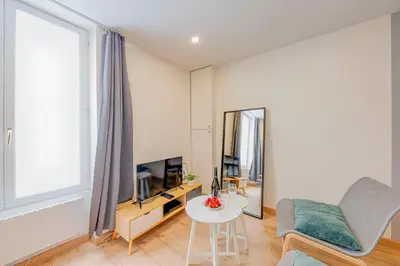 Télévision ou salle de divertissement dans l'établissement 388 Suite Trousseau - Superbe Appartement à Paris