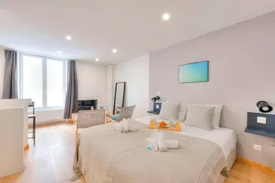 Télévision ou salle de divertissement dans l'établissement 388 Suite Trousseau - Superbe Appartement à Paris