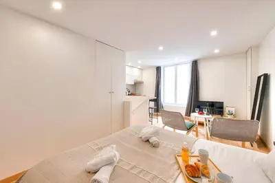 Télévision ou salle de divertissement dans l'établissement 388 Suite Trousseau - Superbe Appartement à Paris