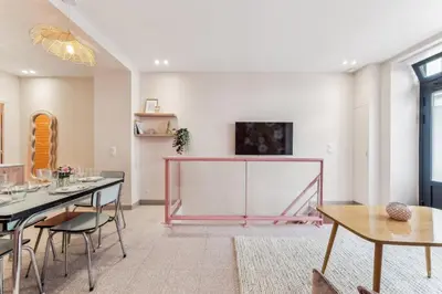 Télévision ou salle de divertissement dans l'établissement Appartement élégant -Roquette -6pers