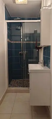 Salle de bains dans l'établissement Apartment near Bastille and gare de Lyon