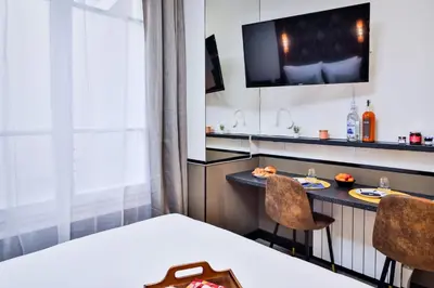 Télévision ou salle de divertissement dans l'établissement WS Champs-Elysées - Daru