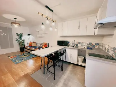 Cuisine ou kitchenette dans l'établissement W&L Paris Apartment 68m - 3 min Métro 4 - A Paris Centre 15min