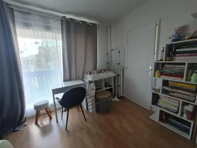Bibliothèque dans l'appartement