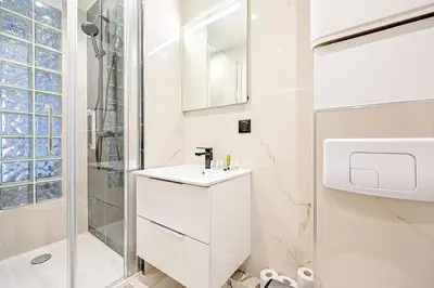 Salle de bains dans l'établissement Relax in a Stylish Flat in Montmartre