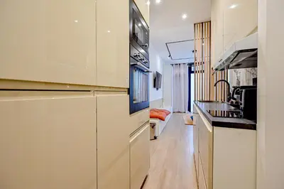 Cuisine ou kitchenette dans l'établissement Relax in a Stylish Flat in Montmartre