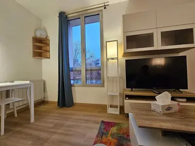 Télévision ou salle de divertissement dans l'établissement Studio Paris Clichy