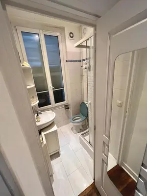 Salle de bains dans l'établissement Charming Montmartre Studio