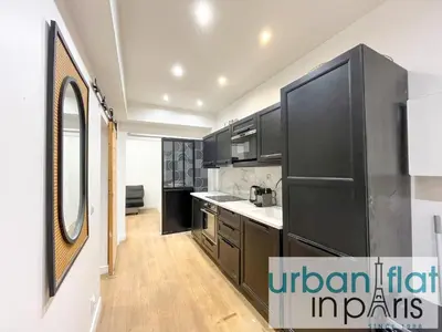 Cuisine ou kitchenette dans l'établissement Urban Flat 52 - Charming 2 BDR Flat in Center of Paris