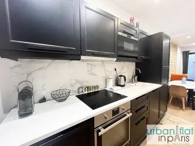 Cuisine ou kitchenette dans l'établissement Urban Flat 52 - Charming 2 BDR Flat in Center of Paris