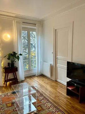Télévision ou salle de divertissement dans l'établissement Cosy appartement Montmartre
