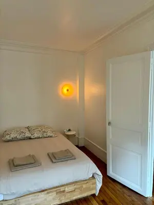 Un ou plusieurs lits dans un hébergement de l'établissement Cosy appartement Montmartre