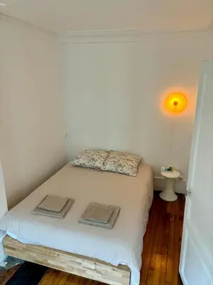 Un ou plusieurs lits dans un hébergement de l'établissement Cosy appartement Montmartre
