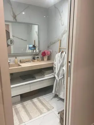 Salle de bains dans l'établissement Deux. Pièces face à la scène.
