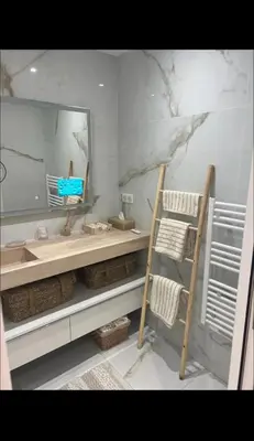Salle de bains dans l'établissement Deux. Pièces face à la scène.