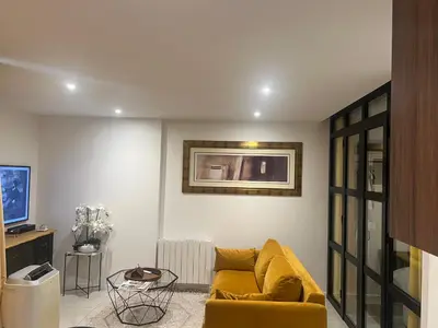 Télévision ou salle de divertissement dans l'établissement Deux. Pièces face à la scène.