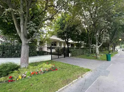 Jardin de l'établissement Deux. Pièces face à la scène.